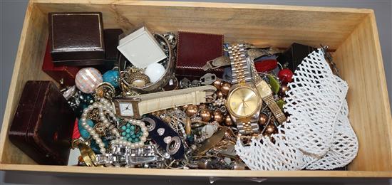 A quantity of mixed costume jewellery.